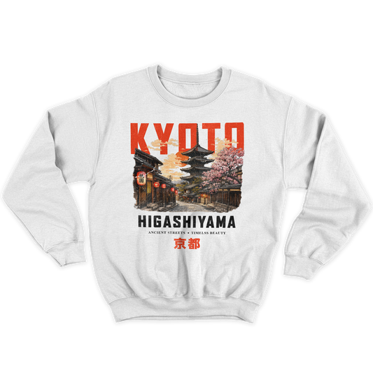 [kintu:1gur2bfVG1Ap3JCfxkIhHIOUAXvR6jPe6:13c8c5069a1e8d740ffb52a81886ce10] Felpa girocollo bianca con grafica Kyoto Higashiyama, pagoda, lanterne e fiori di ciliegio