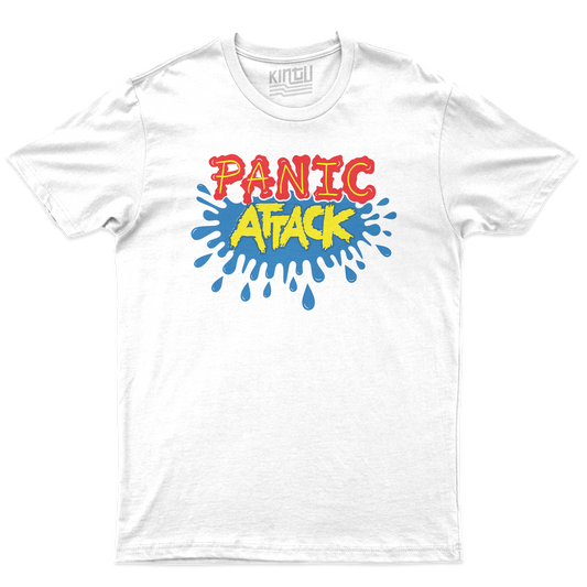 [kintu:1wK0sMI-bfxEpXChpcHt5zvjE6G0Ua2Ve:825e01efa171fef9ac000b9ea02e986b] T-shirt bianca Kintu con grafica PANIC ATTACK in rosso, giallo e blu