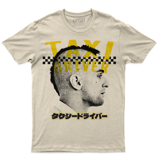 [kintu:1SCCyJyoDoLcj5BI1N5HhxGiu04WeCSCa:3ef58d3e598eb7044a160878948914f7] T-shirt TAXI DRIVER Travis con ritratto in bianco e nero, lettering giallo e motivo a scacchiera, colore SAN