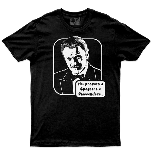 [kintu:1o-6GOJ-4BTFJeUvnFKsIYN6y6J75zU9f:f6e67d96ab0ac7e0d6315fb3751905f2] T-shirt nera con ritratto grafico in bianco e nero di Mr Wolf e frase Hai provato a spegnere e riaccendere