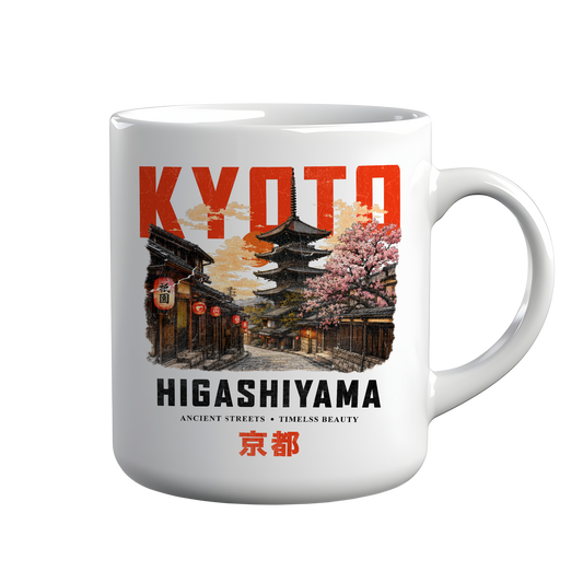 [kintu:1cJHQj31kFCD059N3os5vIv2VWTdaQqaH:57e465736ace9b5e9621643eb3bc29a5] Tazza bianca Kyoto con illustrazione di una strada tradizionale, pagoda e ciliegi in fiore